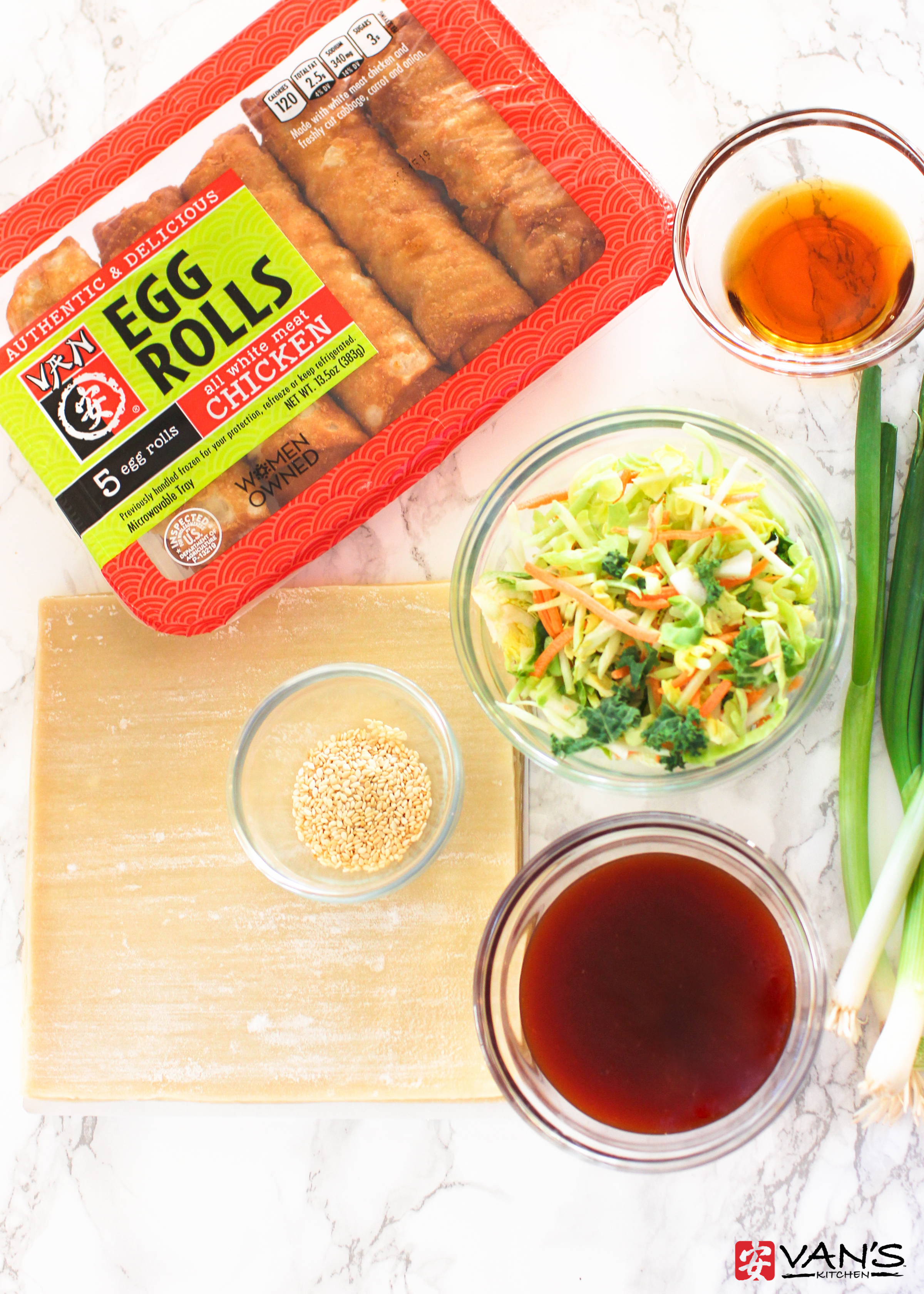 Make thin, crispy chicken egg roll pizza in only 10 minutes! It's a healthy and flavorful recipe that's perfect for weeknights or parties.